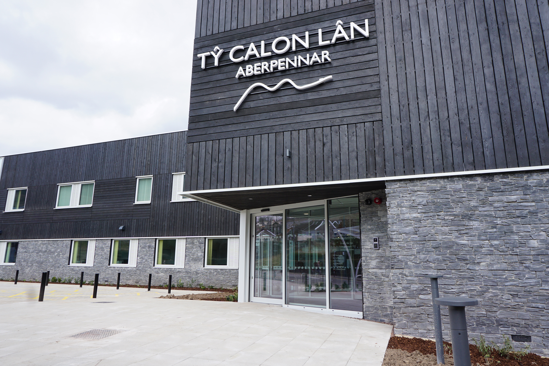 Tŷ Calon Lân Primary Care Health Centre, Mountain Ash Main Entrance